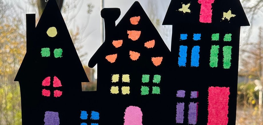 Редица къщи с цветни прозорци като картина на прозорец