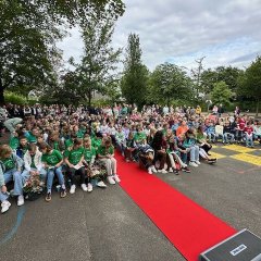 Elever, personale og forældre samles til den afsluttende gudstjeneste og dimissionsceremoni.