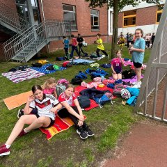 Børnene nyder en pause bag porten.