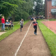 Børnene konkurrerer mod hinanden i en sprint.