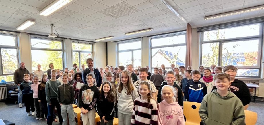 Borgmesteren med eleverne i fjerde klasse.