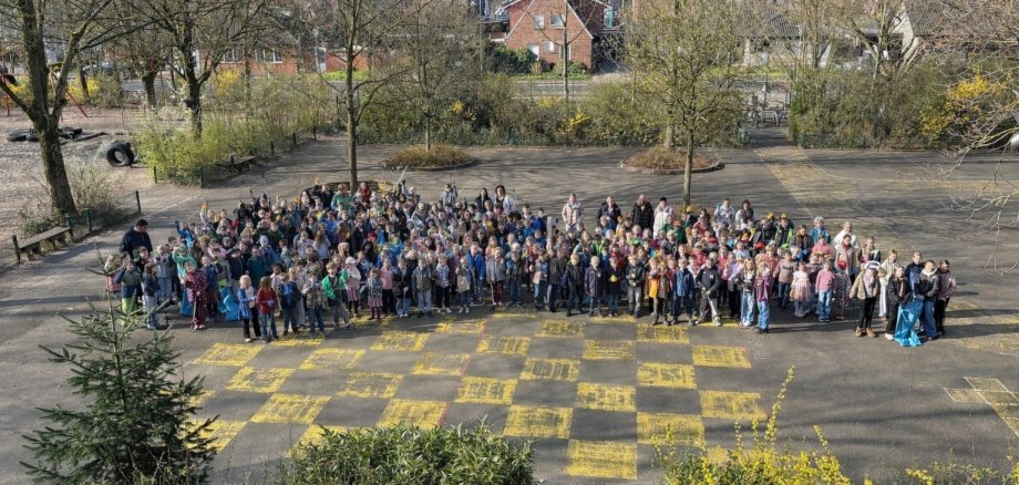 Børnene samles i skolegården, før de går på jagt efter affald.