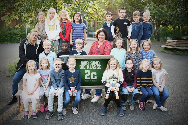 Børn med deres klasselærer og klassens dyr