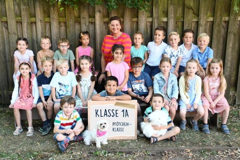 Børnene i Paws-klassen med deres klasselærer, skolehunden Lisbeth og klassens kæledyr.