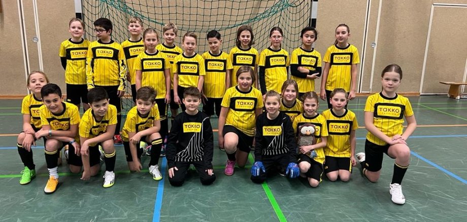 Τα αγόρια και τα κορίτσια που αποτέλεσαν την ομάδα του Georgschule στο Χειμερινό Κύπελλο 2024.