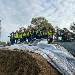 Group photo of class 4b on the silo.