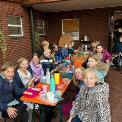 The children of class 4c having breakfast together