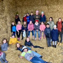 The children of class 2c with their class teacher Mrs. Wittrock and the LAA Mrs. Hemling.