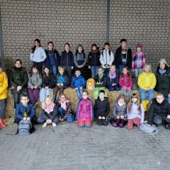 Group photo of class 3b in front of hay bales.