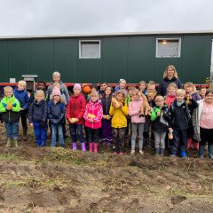 Group photo of class 3c in front of a mobile chicken coop.