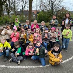 The children of class 1c with the Easter baskets they found.