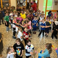 The children dance in the entrance area in front of St. George.