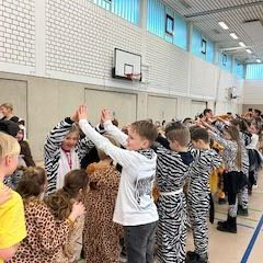 The children form a trellis through which they all pass one after the other.