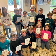 Children in third grade who won a certificate of honor.