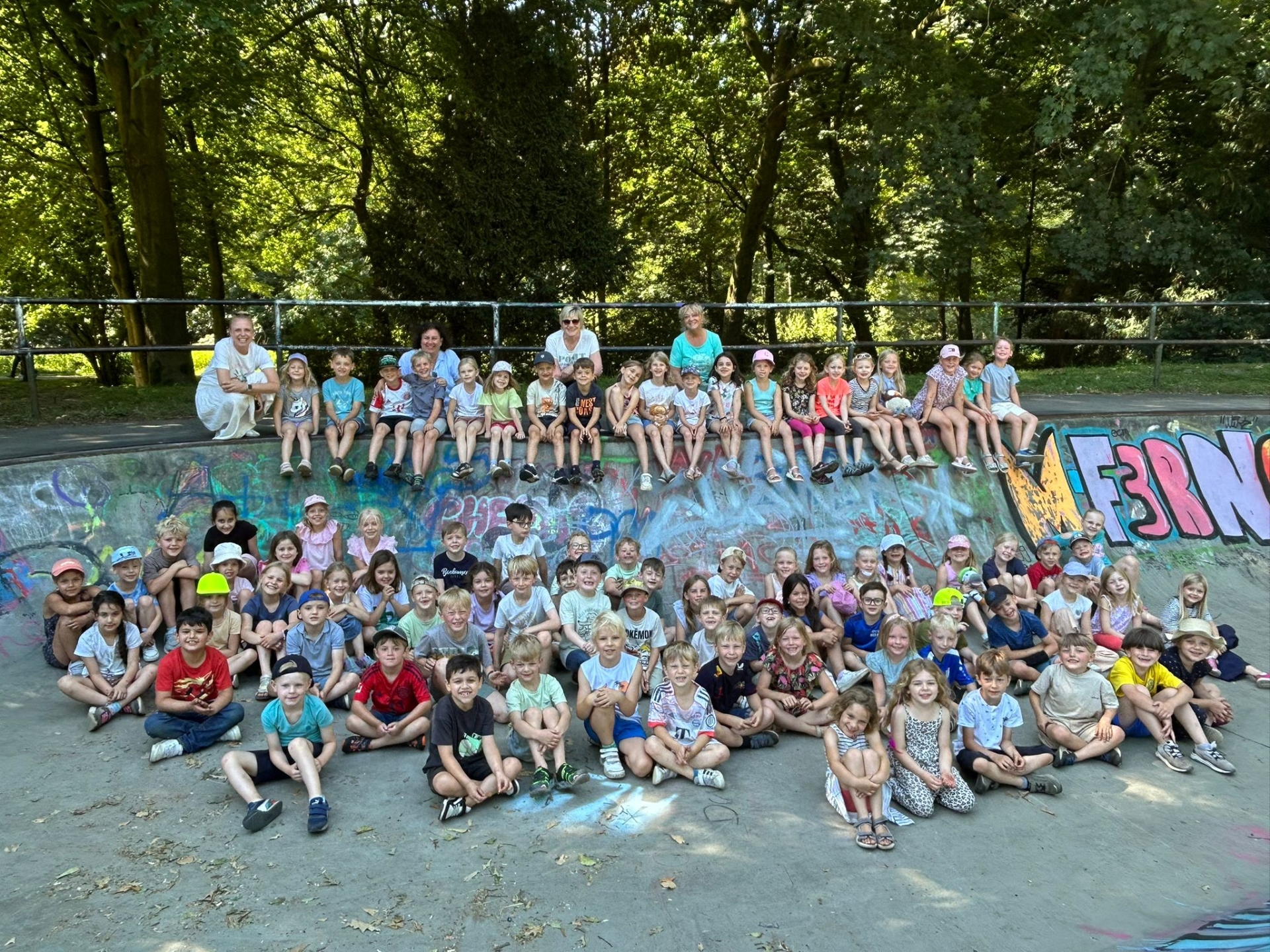 The children of the first classes with their class teachers.