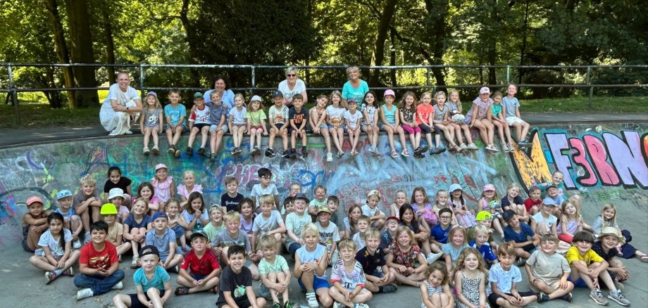 The children of the first classes with their class teachers.