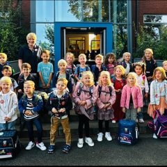 The children of the owl class with their class teacher Mrs. Düker.