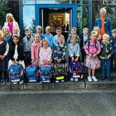 The children of the lion class with the class teachers Mrs. Lanfer and Mrs. Reckels.