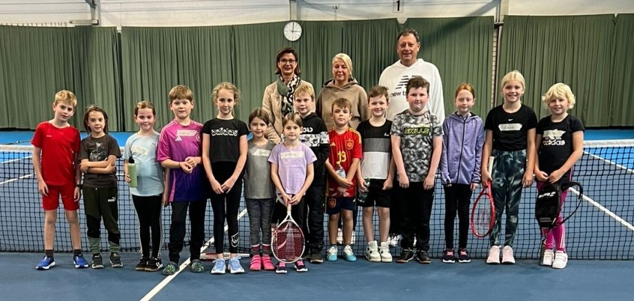 Group photo from the first training session of the Tennis-AG