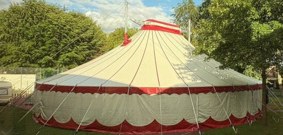 The circus tent is finally up on Grummiplatz.