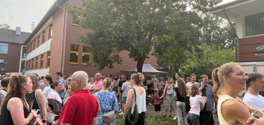 The school community during the exchange.