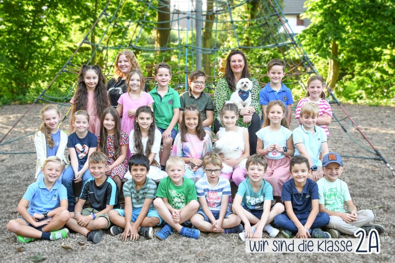 Children of the paw class with their class teacher, the school dog Lisbeth and the class animal