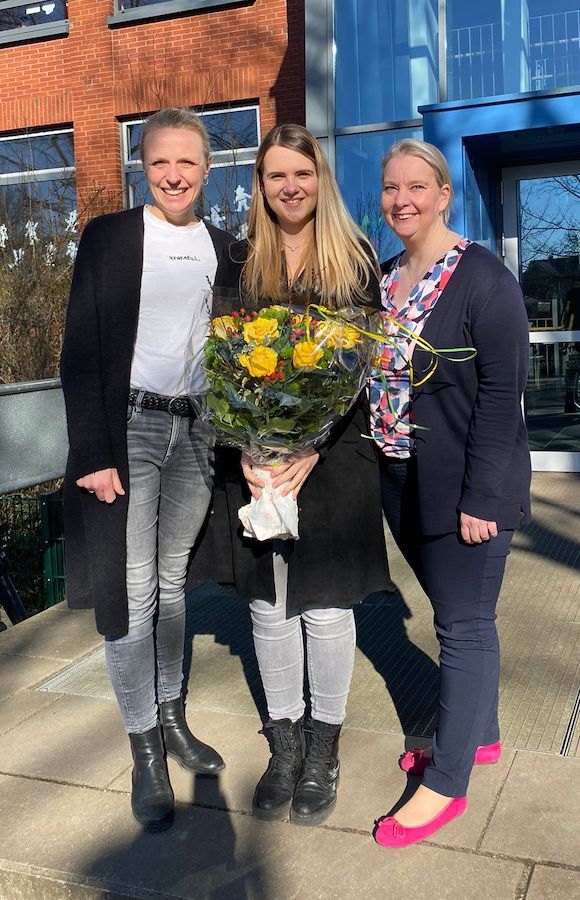 La Sra. Benölken con sus mentoras, la Sra. Lanfer (izquierda) y la Sra. Nagetusch (derecha).