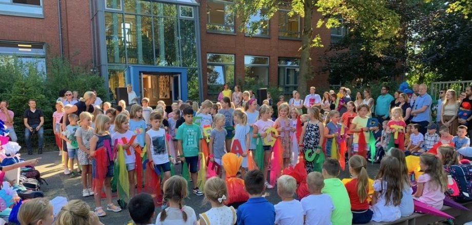 Los niños de la 3ª clase actúan para los nuevos alumnos de primer curso.