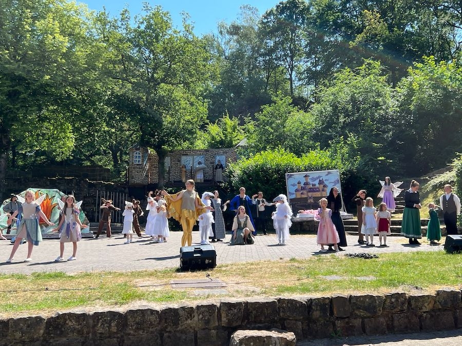 La imagen muestra una escena de la obra "Grimm und weg".