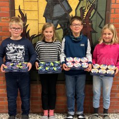 Niños de la clase 3a presentan parte de la donación de yogures de la empresa Söbbecke.