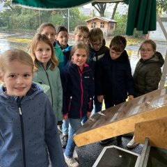 Niños junto a la máquina de pinball de vacas.