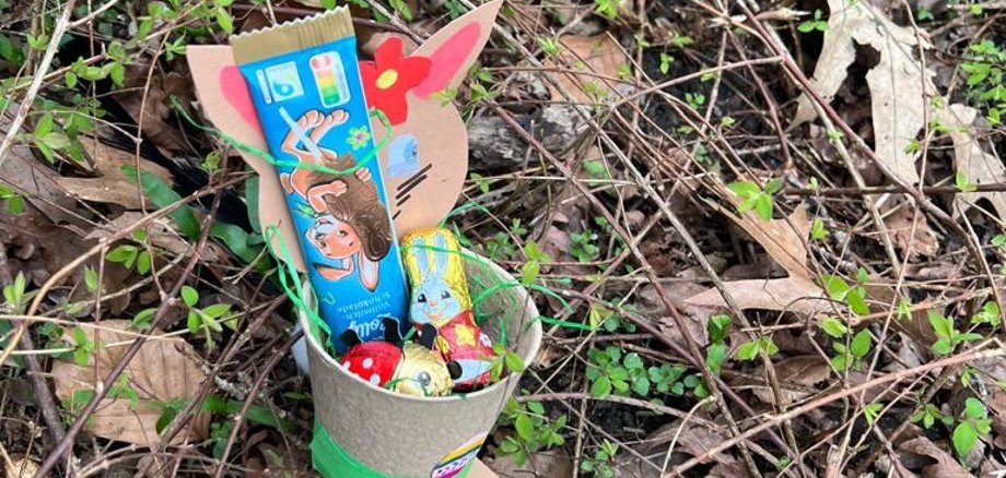 Una pequeña sorpresa del conejo de Pascua. Un conejo de Pascua sosteniendo una "cesta" con dulces sorpresas.