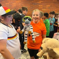 Franz, la mascota de la clase 4c, también se une a las celebraciones.