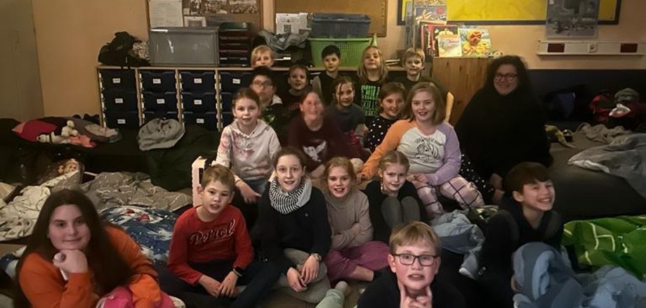 Los niños de la clase 4c esperan con impaciencia su noche de lectura.