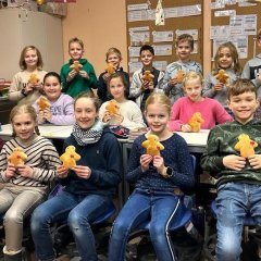 Foto de grupo de los niños de la clase 4c con sus perlas de yegua.