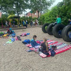 Niños que se han retraído para relajarse.