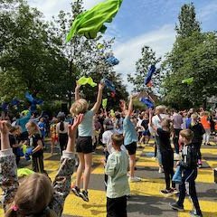 Los niños celebran y bailan.