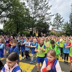 Los niños bailan el "Baile con la tía Rita".