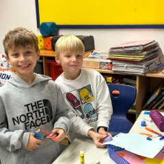 Niños de la clase 2b haciendo manualidades.