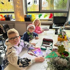 Niños de la clase 3b haciendo manualidades.