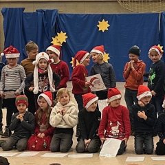 Los niños de las primeras clases se han puesto en fila para cantar sus canciones.