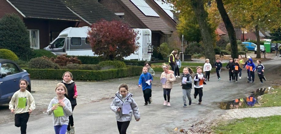 Los niños corren en la pista.