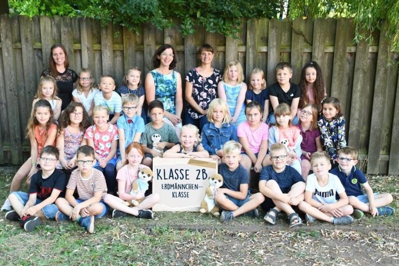 Los niños con sus profesores y el animal de la clase