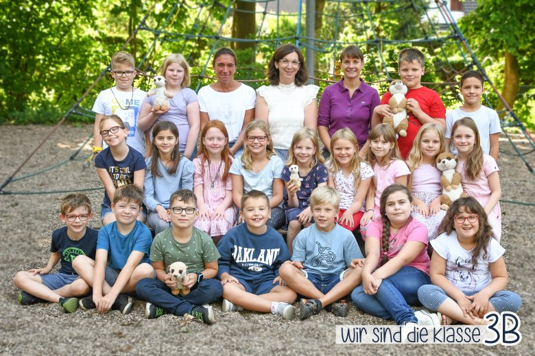 Los niños de la clase suricata con sus profesores y el animal de la clase