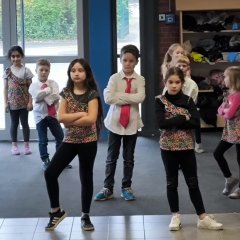 Niños de las clases 1 y 2 durante su actuación.