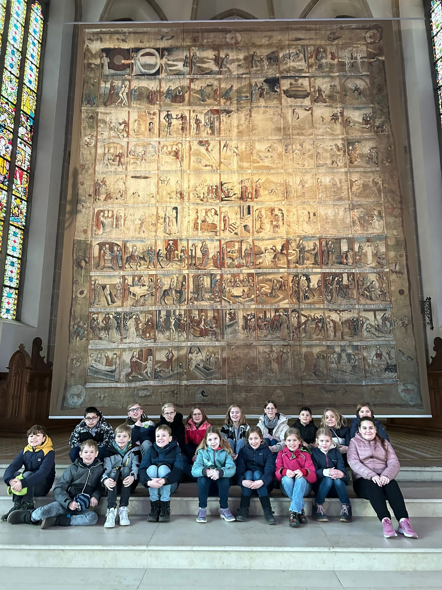 4c klass Zillertali paastuliku riide ees