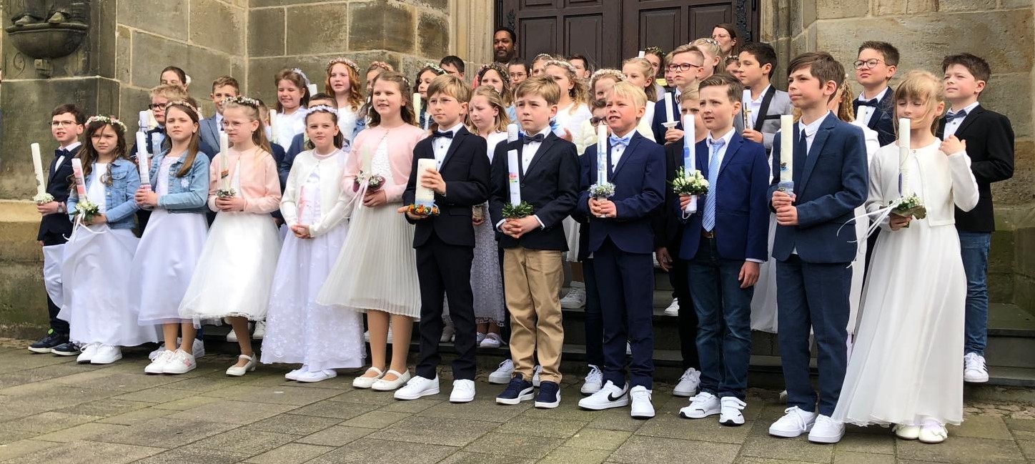 Püha Georgi kooli armulaulikulapsed Püha Agatha kiriku ees.