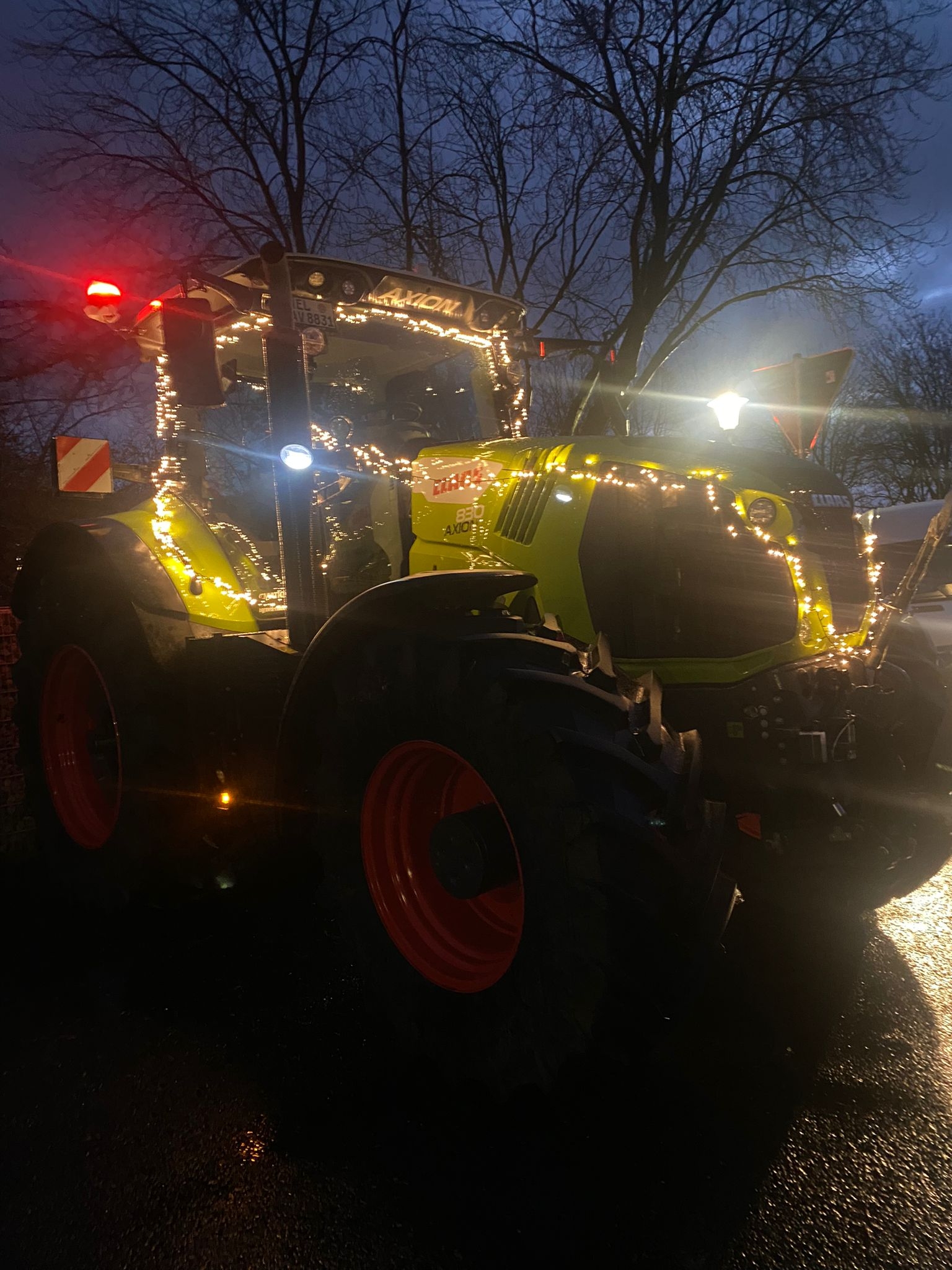 Jõuludeks valgustatud traktor.