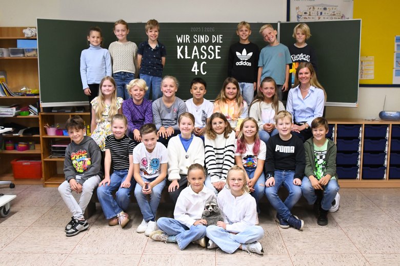 Pesukarhuluokan lapset ja heidän luokanopettajansa.