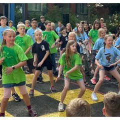 Garçons et filles de terminale en train de danser.